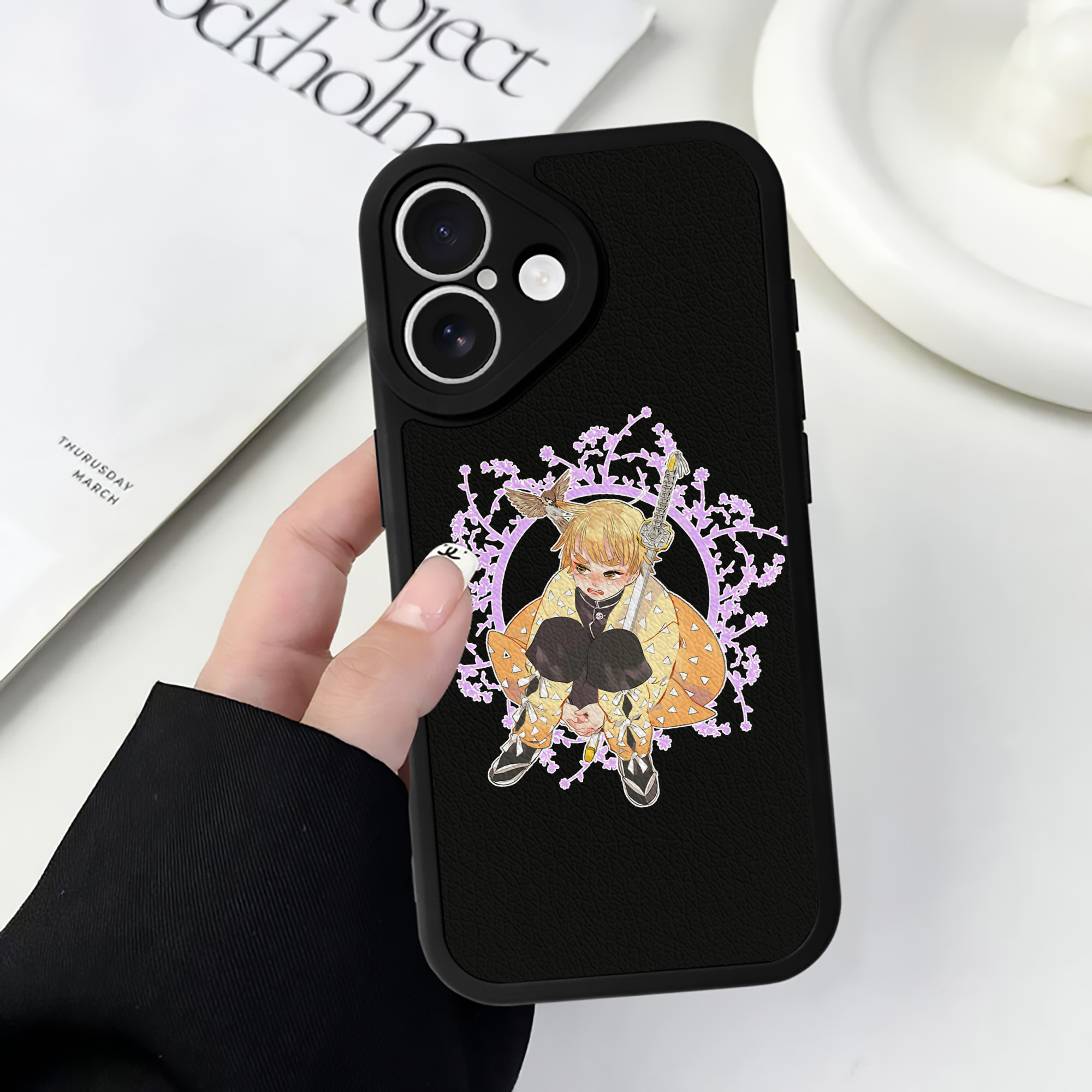（画像用） 鬼滅の刃（きめつのやいば）我妻 善逸／あがつま ぜんいつ Agatsuma Zenitsu 【iPhone 16シリーズ対応】シリコンスマホケース（レザー調） 材質：シリコン